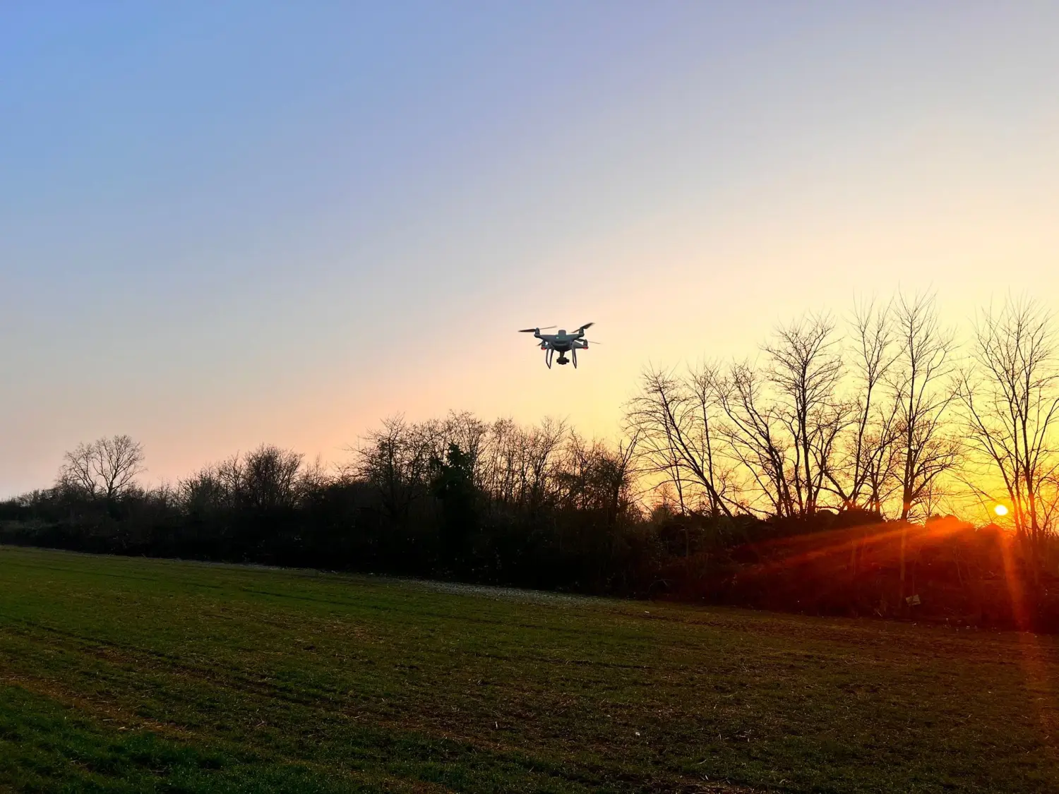 Terra Survey Solutions - Drohnenvermessung - weiße Drohne, die das landwirtschaftliche Feld überwacht